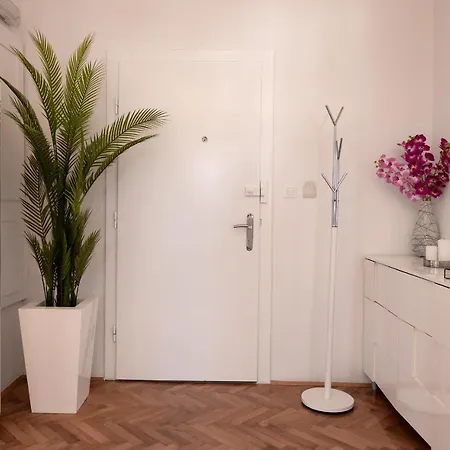 Palomar Luxury Apartment *